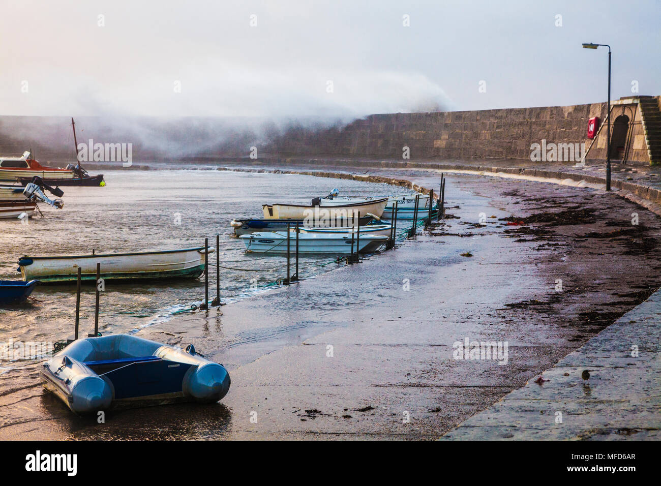 Wellen über den Cobb in Lyme Regis in Dorset während Sturm Brian am Samstag, den 21. Oktober 2017. Stockfoto