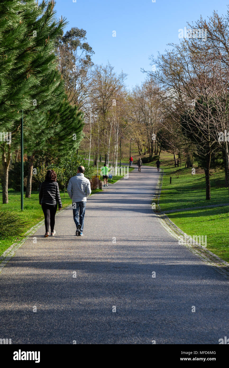 Vila Nova de Famalicao, Portugal. Paar Fitness gehen für einen erholsamen Spaziergang im Parque da Devesa städtischen Park. In der Nähe des Zentrums der Stadt. Stockfoto