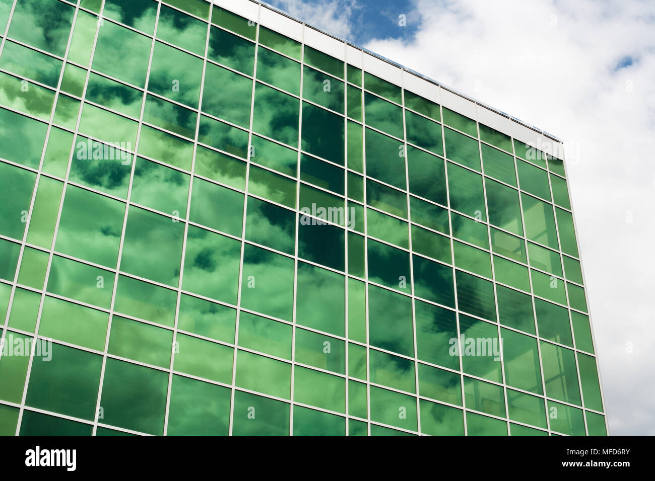 Die Glasfassade des Gebäudes gegen den Himmel. Stockfoto