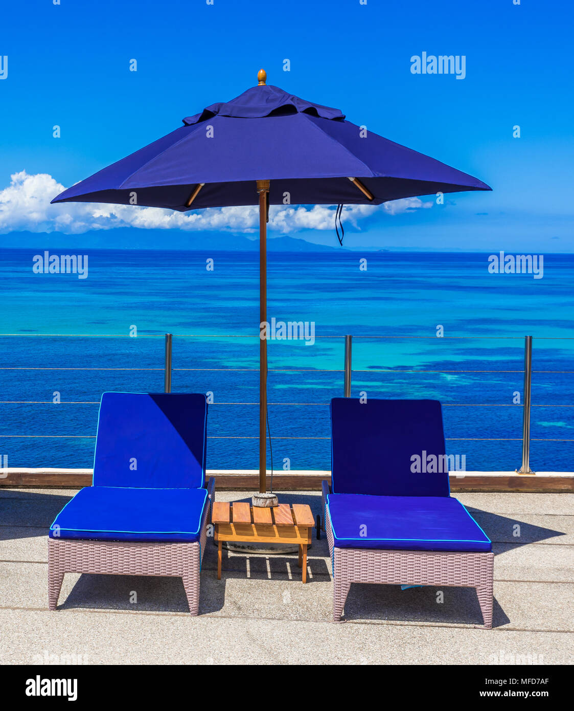 Liege am tropischen Strand Stockfoto