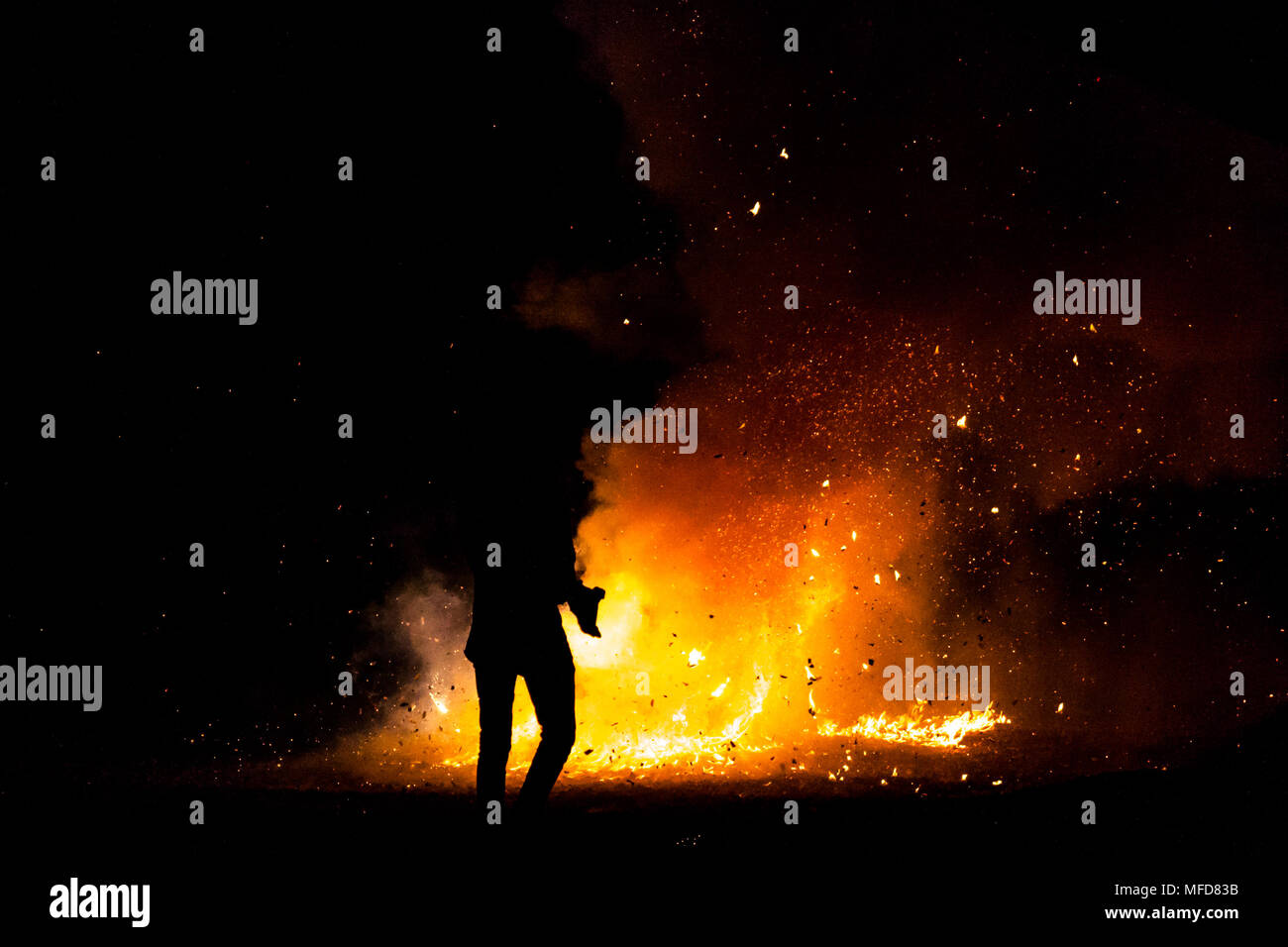 Feuer und dicken Rauch aus Nach dem Feuerwerkskörper Brand erhielt Stockfoto