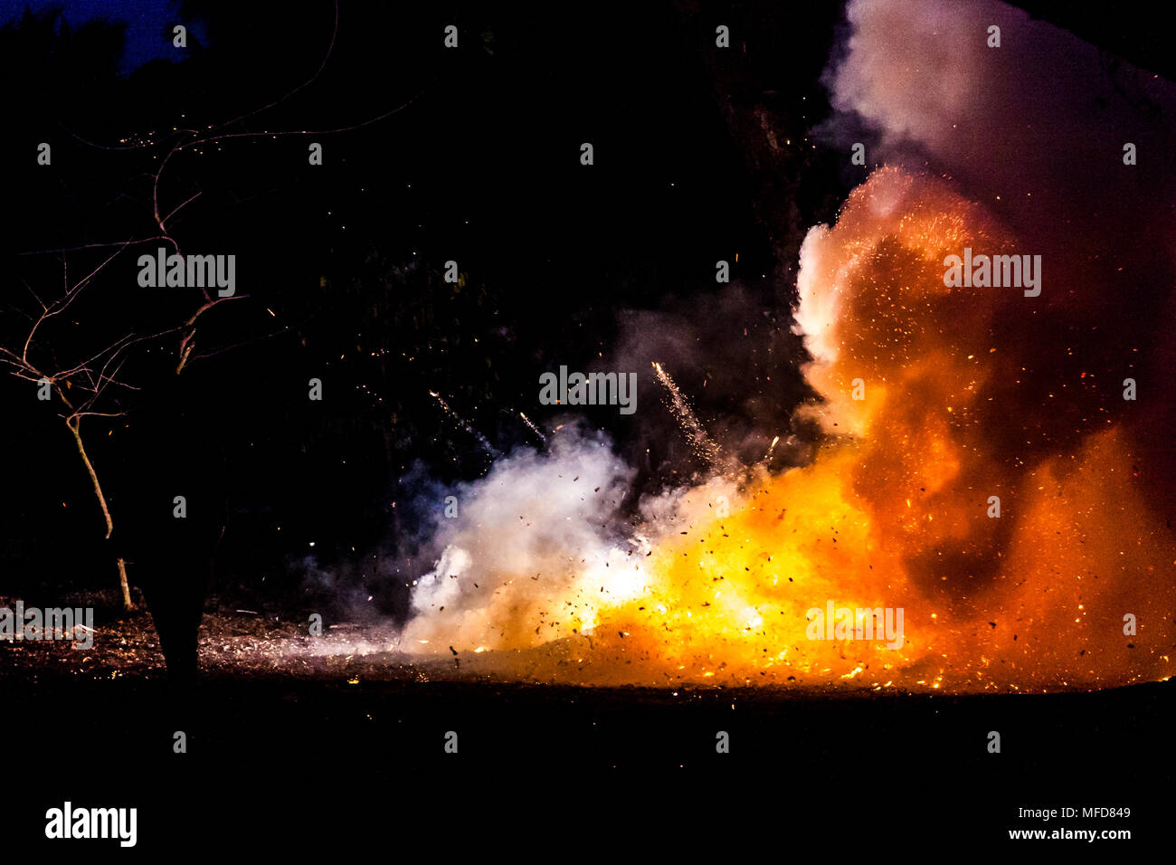 Feuer und dicken Rauch aus Nach dem Feuerwerkskörper Brand erhielt Stockfoto