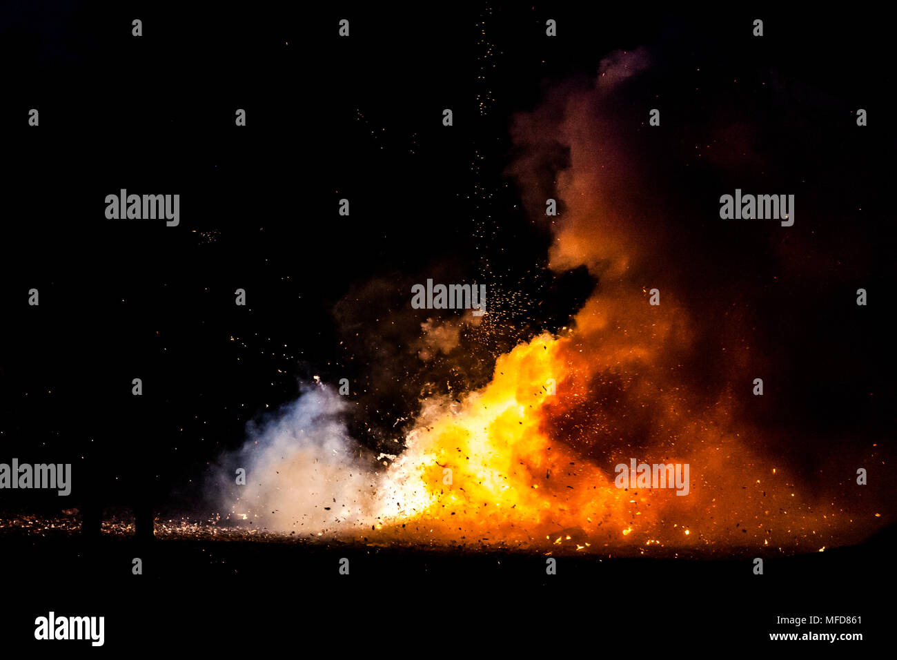 Feuer und dicken Rauch aus Nach dem Feuerwerkskörper Brand erhielt Stockfoto