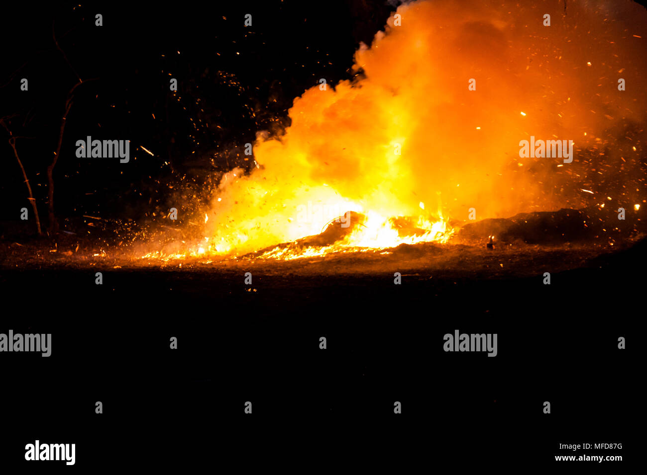 Feuer und dicken Rauch aus Nach dem Feuerwerkskörper Brand erhielt Stockfoto