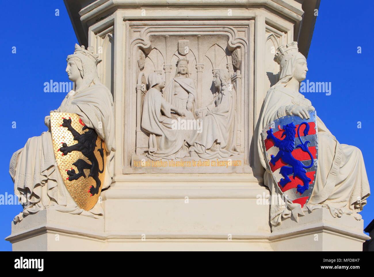 Nahaufnahme einer 2 Damen halten ein Schild mit dem Wappen von Gent (links) und Brügge (rechts) am Freitag Markt in Gent, Belgien Stockfoto