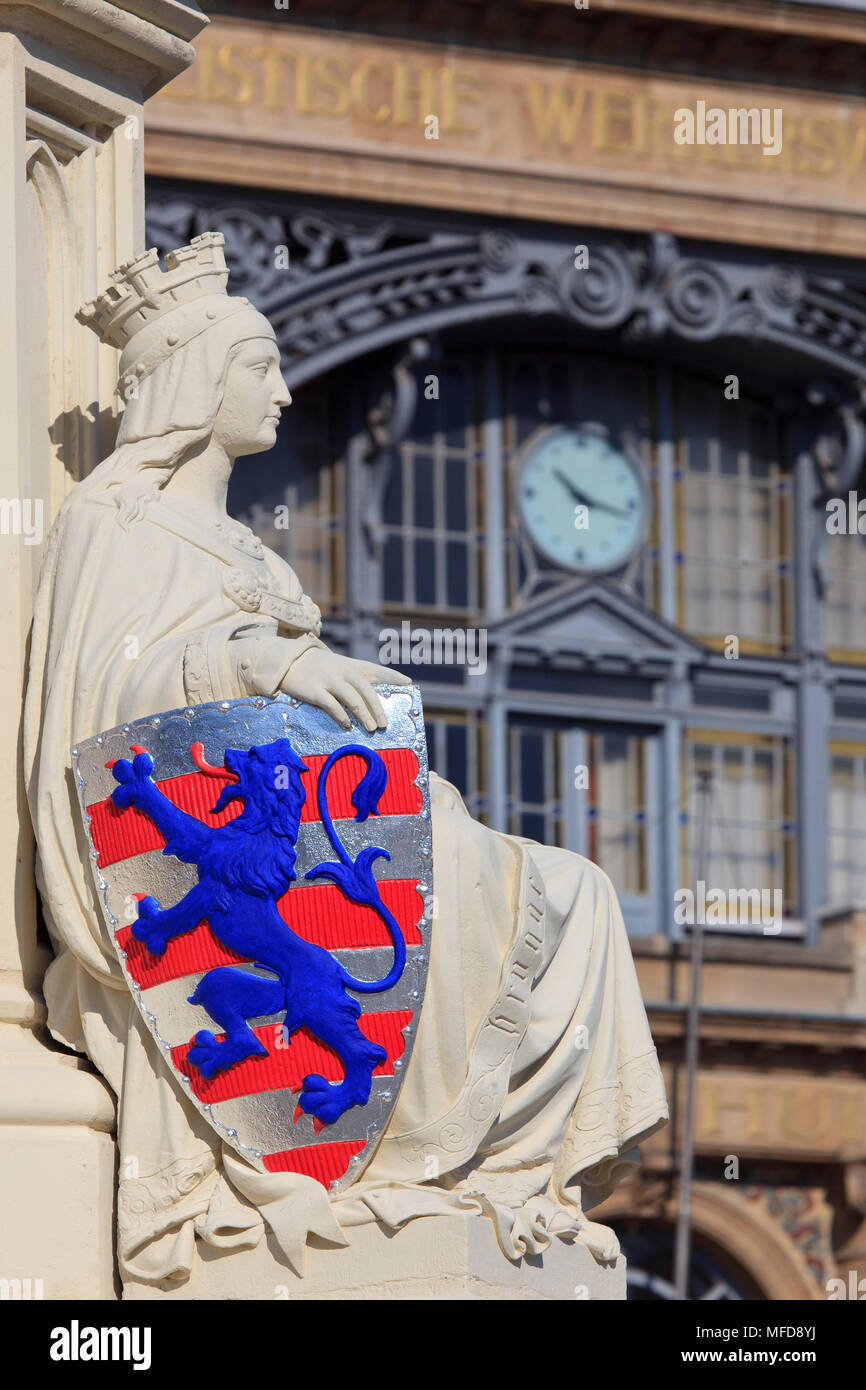 Nahaufnahme einer Frau ein Schild mit dem Wappen von Brügge am Freitag Markt in Gent, Belgien Stockfoto