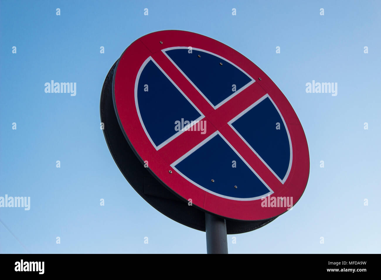 Schild stop prohibitRoad Zeichen gegen den blauen Himmel verboten hintergründig vor blauem Himmel Hintergrund Stockfoto