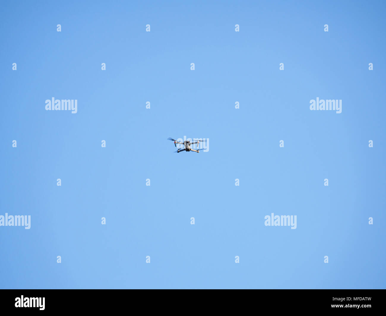 Drone (UAV) in den klaren Himmel Stockfoto