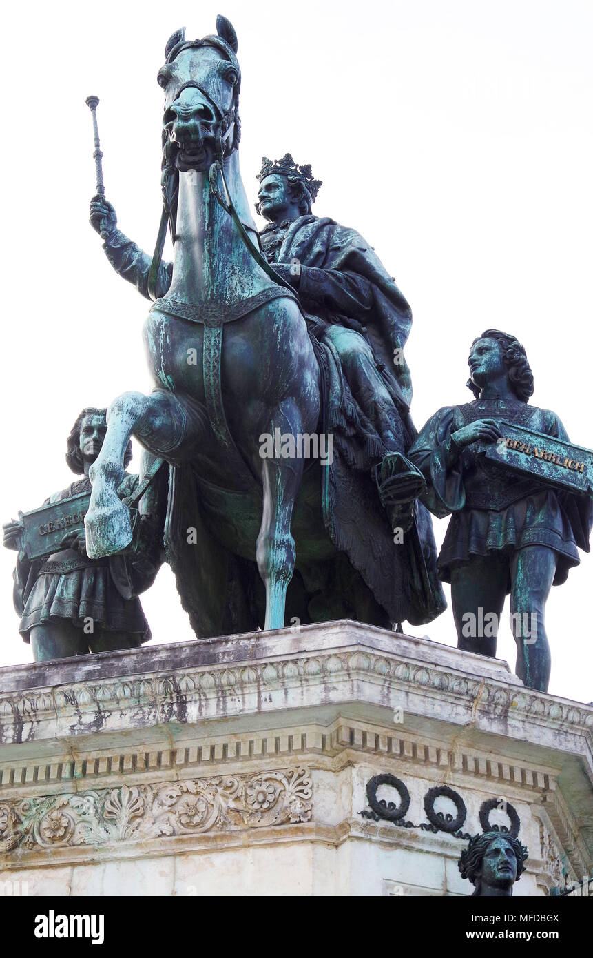 Bronze Statue von König Ludwig II. von Bayern I, in München, Zepter angehoben und eine Seite Junge auf jeder Seite, Stockfoto