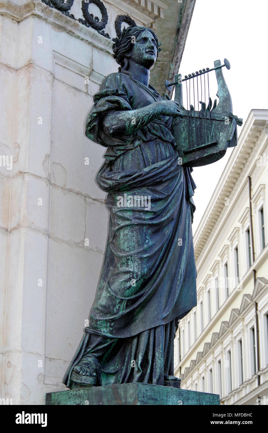 Eine der vier bronzenen Figuren an den Ecken der Sockel der Statue von König Ludwig II. von Bayern I, 1825-1848, Bildhauer Max von Widnmann Stockfoto