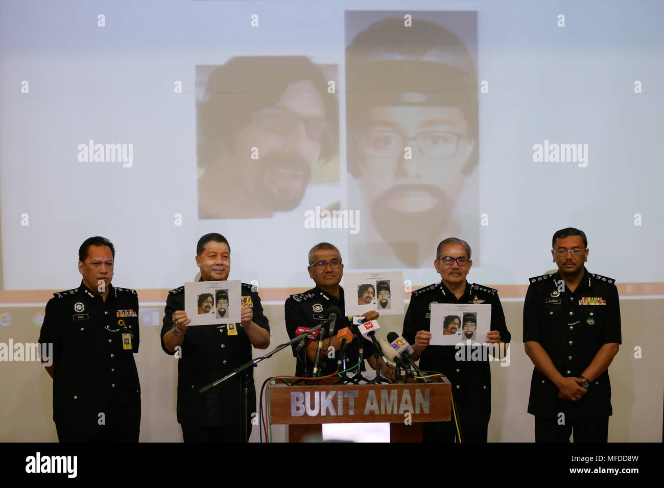 (180425) - KUALA LUMPUR, 25. April 2018 (Xinhua) - malaysische Polizei chief Mohamad Aconit Bin Harun (C) zeigt ein Foto von einer der beiden Verdächtigen, die einen palästinensischen Dozenten getötet, während einer Pressekonferenz in Kuala Lumpur, Malaysia, am 25. April 2018. Malaysische Polizei am Mittwoch freigegeben ein frisches Foto von einer der beiden Verdächtigen, die einen palästinensischen Dozenten getötet, und bat um öffentliche Unterstützung, um die Verdächtigen zu glauben noch immer im Land zu finden. (Xinhua / Zhu Wei) (jmmn) Stockfoto