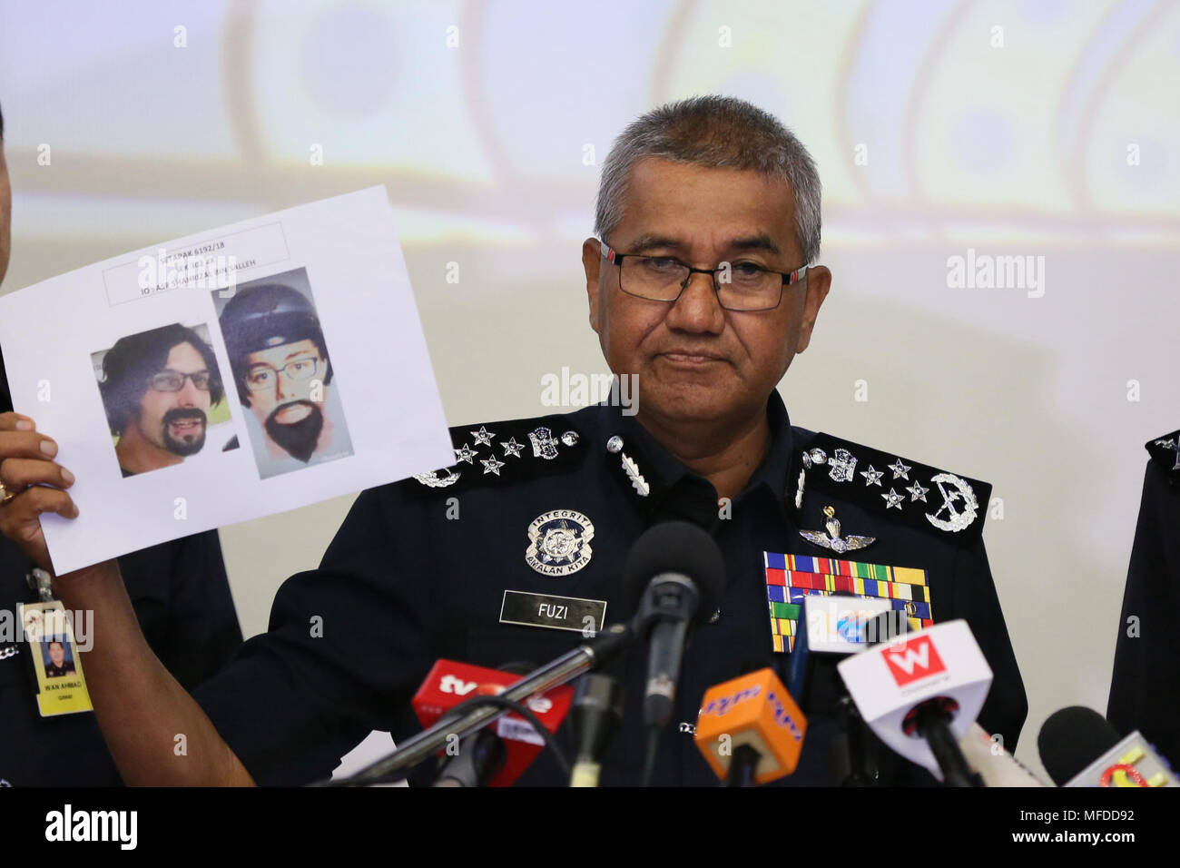 (180425) - KUALA LUMPUR, 25. April 2018 (Xinhua) - malaysische Polizei chief Mohamad Aconit Bin Harun zeigt ein Foto von einer der beiden Verdächtigen, die einen palästinensischen Dozenten getötet, während einer Pressekonferenz in Kuala Lumpur, Malaysia, am 25. April 2018. Malaysische Polizei am Mittwoch freigegeben ein frisches Foto von einer der beiden Verdächtigen, die einen palästinensischen Dozenten getötet, und bat um öffentliche Unterstützung, um die Verdächtigen zu glauben noch immer im Land zu finden. (Xinhua / Zhu Wei) (jmmn) Stockfoto
