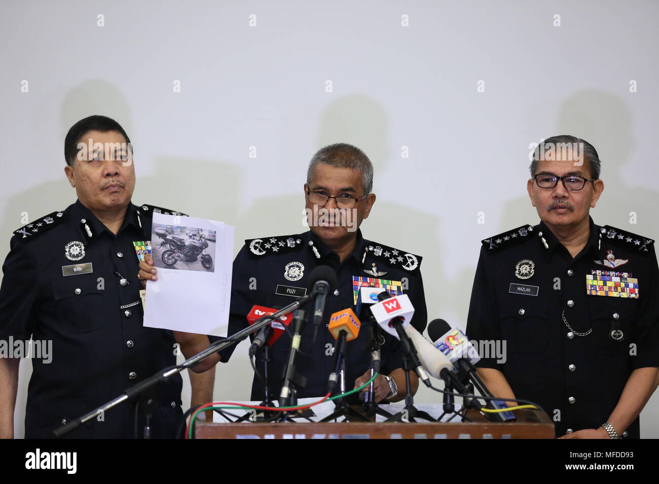 (180425) - KUALA LUMPUR, 25. April 2018 (Xinhua) - malaysische Polizei chief Mohamad Aconit Bin Harun (C) zeigt das Foto mit dem Motorrad durch die beiden Verdächtigen, die einen palästinensischen Dozenten getötet, während einer Pressekonferenz in Kuala Lumpur, Malaysia, am 25. April 2018 verwendet. Malaysische Polizei am Mittwoch freigegeben ein frisches Foto von einer der beiden Verdächtigen, die einen palästinensischen Dozenten getötet, und bat um öffentliche Unterstützung, um die Verdächtigen zu glauben noch immer im Land zu finden. (Xinhua / Zhu Wei) (jmmn) Stockfoto