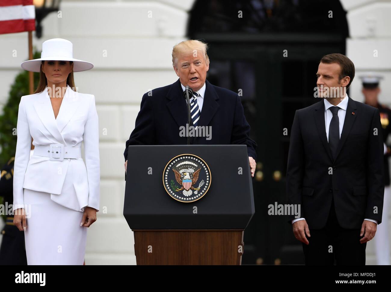 Washington, USA. 24 Apr, 2018. Us-Präsident Donald Trump (C) spricht während einer staatlichen Begrüßungszeremonie einladend der französische Präsident Emmanuel Längestrich (R) im Weißen Haus in Washington, DC, USA, 24. April 2018. Besuch der französische Präsident Emmanuel längestrich am Dienstag vorgeschlagen, mit den anderen Parteien zusammenarbeiten, um einen New Deal auf den Iran zu schmieden. Jedoch bilaterale Abweichung auf den Iran und andere Themen bleiben wie seinen Staatsbesuch in den Vereinigten Staaten. Credit: Yang Chenglin/Xinhua/Alamy leben Nachrichten Stockfoto