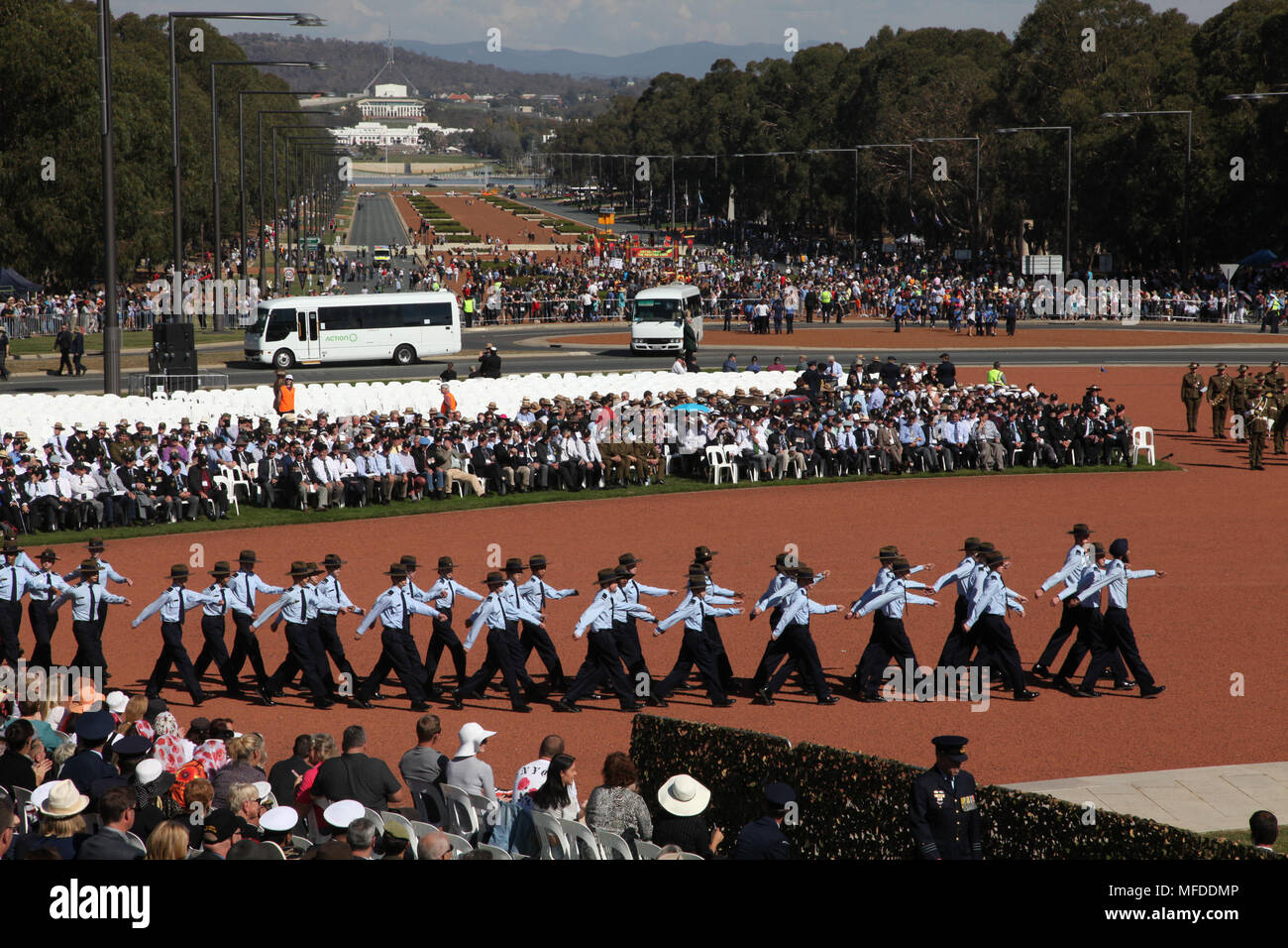 Canberra, Australien. 25 Apr, 2018. Menschen nehmen an der nationalen Preisverleihung auf der Australian War Memorial hielt die Anzac-Tag in Canberra, Australien, 25. April 2018 zu gedenken. Credit: Xu Haijing/Xinhua/Alamy leben Nachrichten Stockfoto