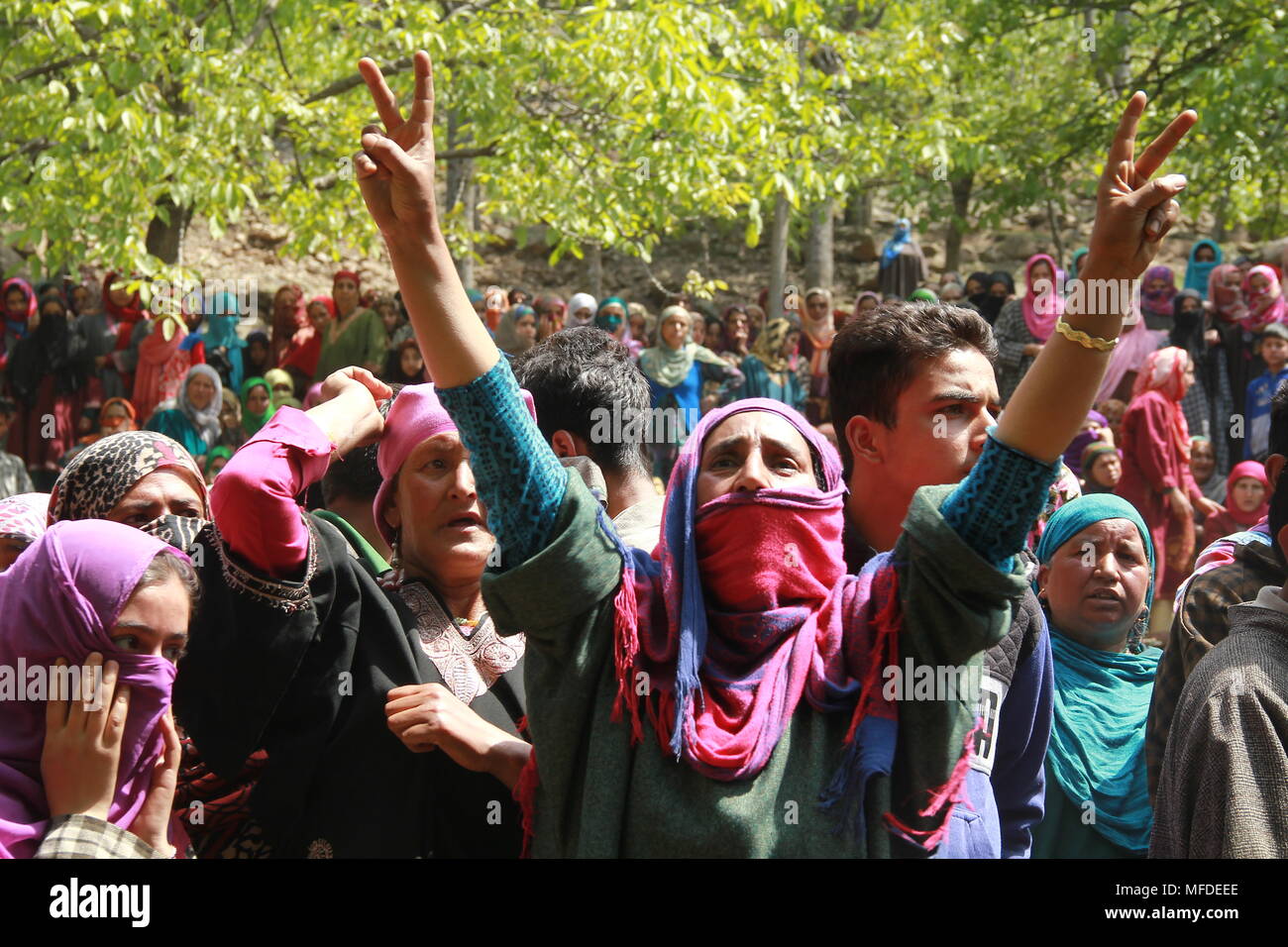 Srinagar, Kashmir. 25 Apr, 2018. Kaschmir Dorfbewohner shout Slogans bei der Beerdigung von Ishfaq Ahmed an Handura Dorf zentralen Bezirk südlich von Srinagar 'Credit: UbaidUllah Wani/Alamy leben Nachrichten Stockfoto