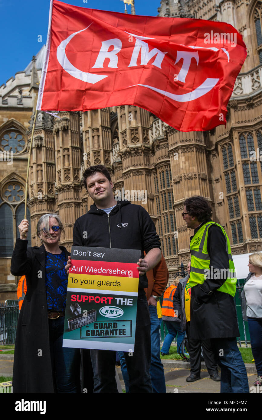 London, Großbritannien. 25. April 2018. Die RMT Union halten eine 'Wachen auf Protest Züge' an das Parlament hebt Mangel an Engagement der Regierung in der langen Auseinandersetzung halten. Quelle: David Rowe/Alamy leben Nachrichten Stockfoto