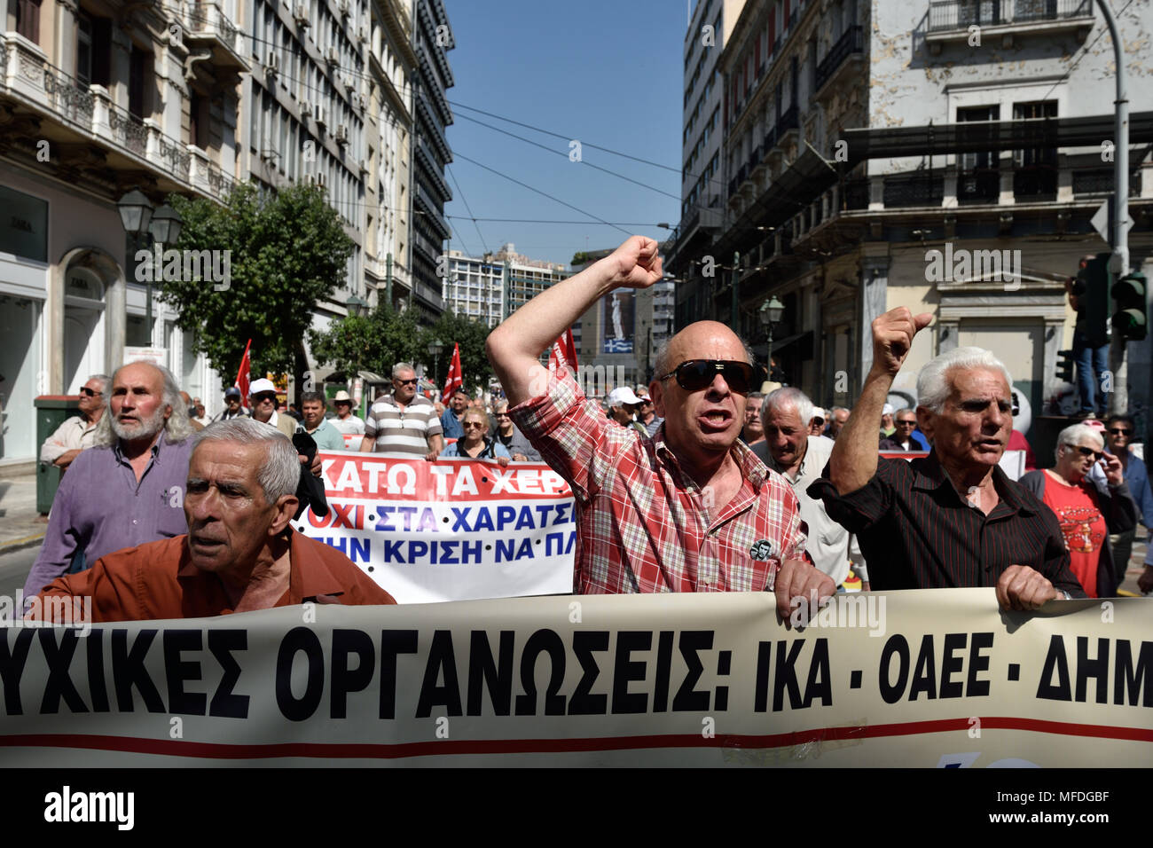 Athen, Griechenland. 25. April 2018. Rentner protestieren gegen Kuerzung der Pensionen in Athen, Griechenland. Credit: Nicolas Koutsokostas/Alamy Leben Nachrichten. Stockfoto