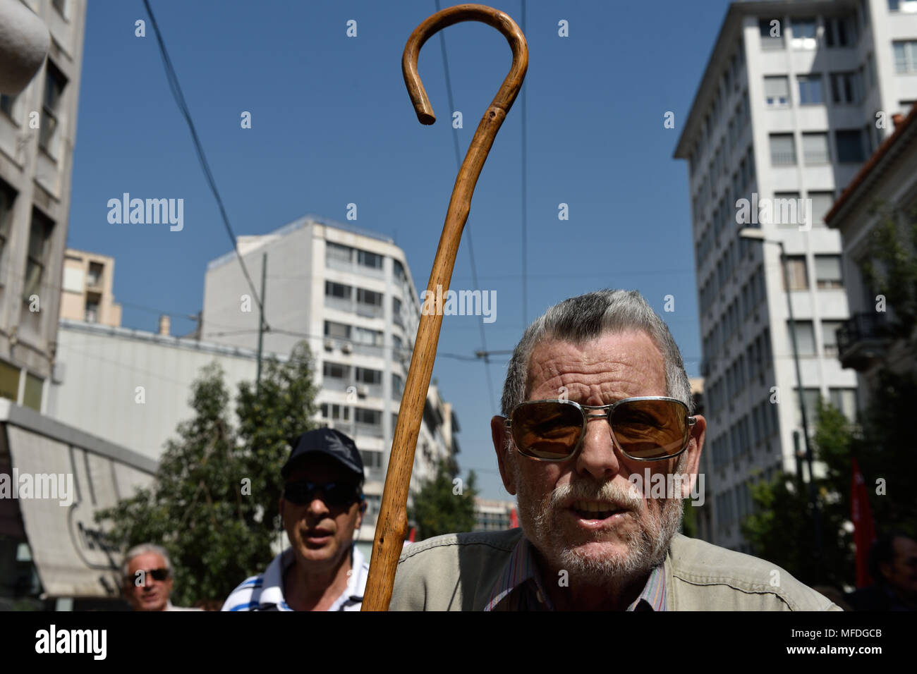 Athen, Griechenland. 25. April 2018. Rentner protestieren gegen Kuerzung der Pensionen in Athen, Griechenland. Credit: Nicolas Koutsokostas/Alamy Leben Nachrichten. Stockfoto
