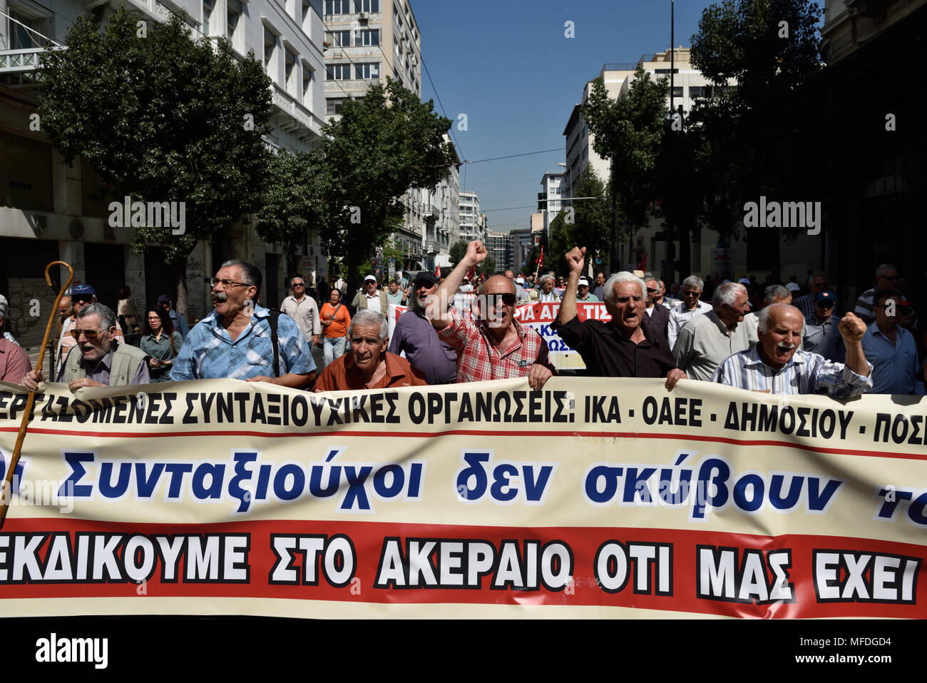 Athen, Griechenland. 25. April 2018. Rentner protestieren gegen Kuerzung der Pensionen in Athen, Griechenland. Credit: Nicolas Koutsokostas/Alamy Leben Nachrichten. Stockfoto
