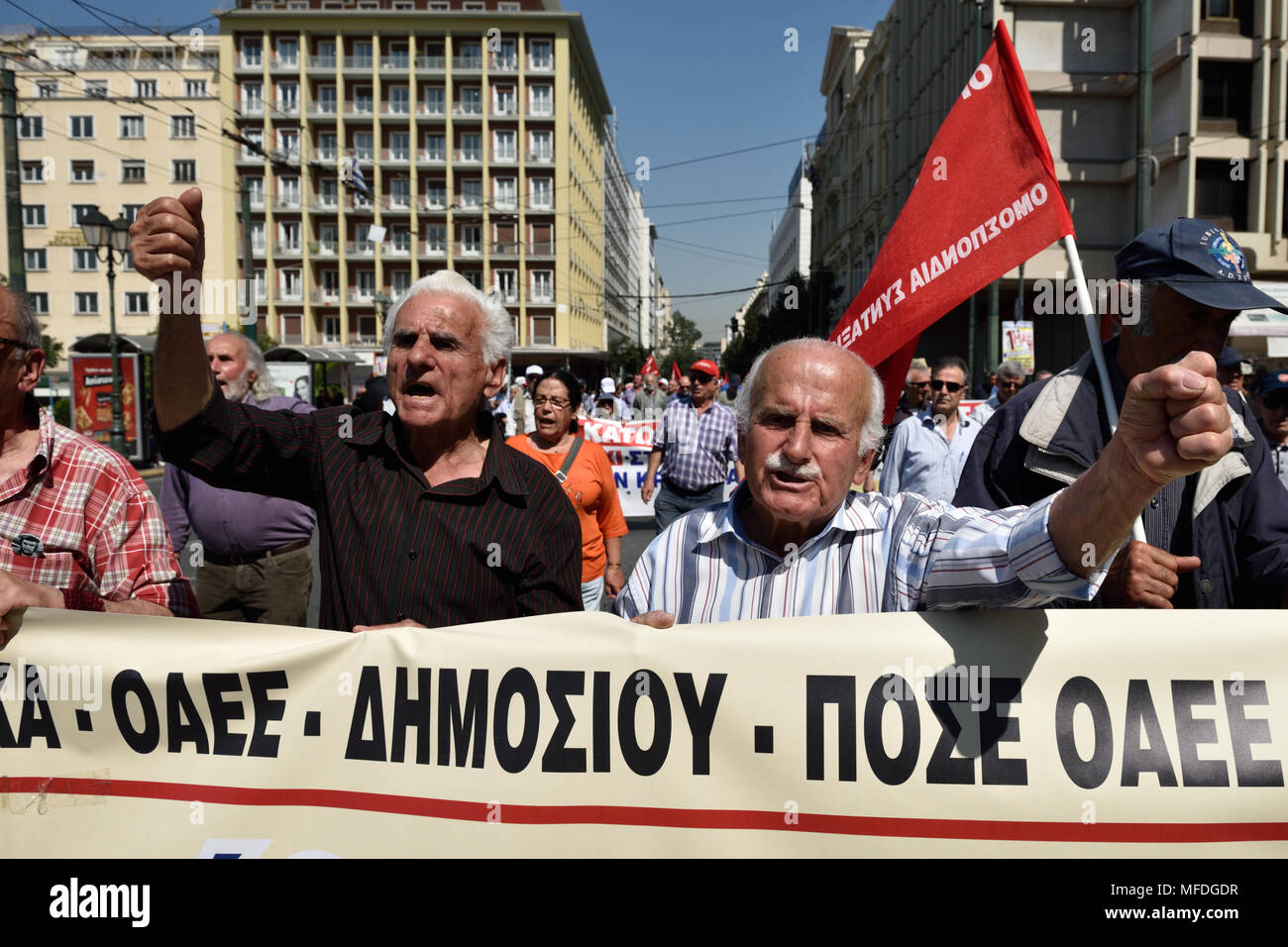 Athen, Griechenland. 25. April 2018. Rentner protestieren gegen Kuerzung der Pensionen in Athen, Griechenland. Credit: Nicolas Koutsokostas/Alamy Leben Nachrichten. Stockfoto