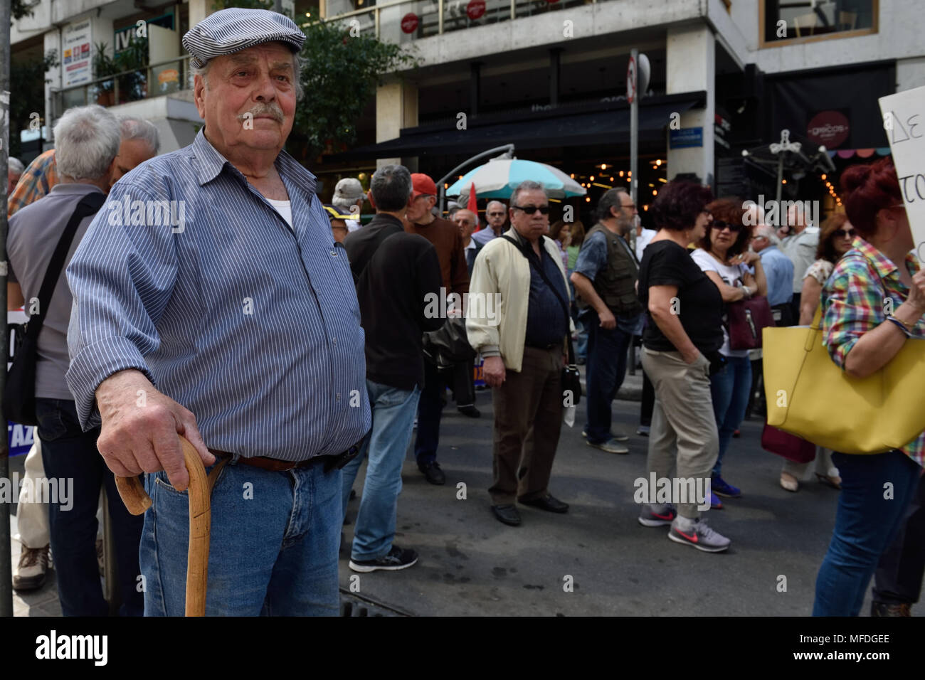 Athen, Griechenland. 25. April 2018. Rentner protestieren gegen Kuerzung der Pensionen in Athen, Griechenland. Credit: Nicolas Koutsokostas/Alamy Leben Nachrichten. Stockfoto