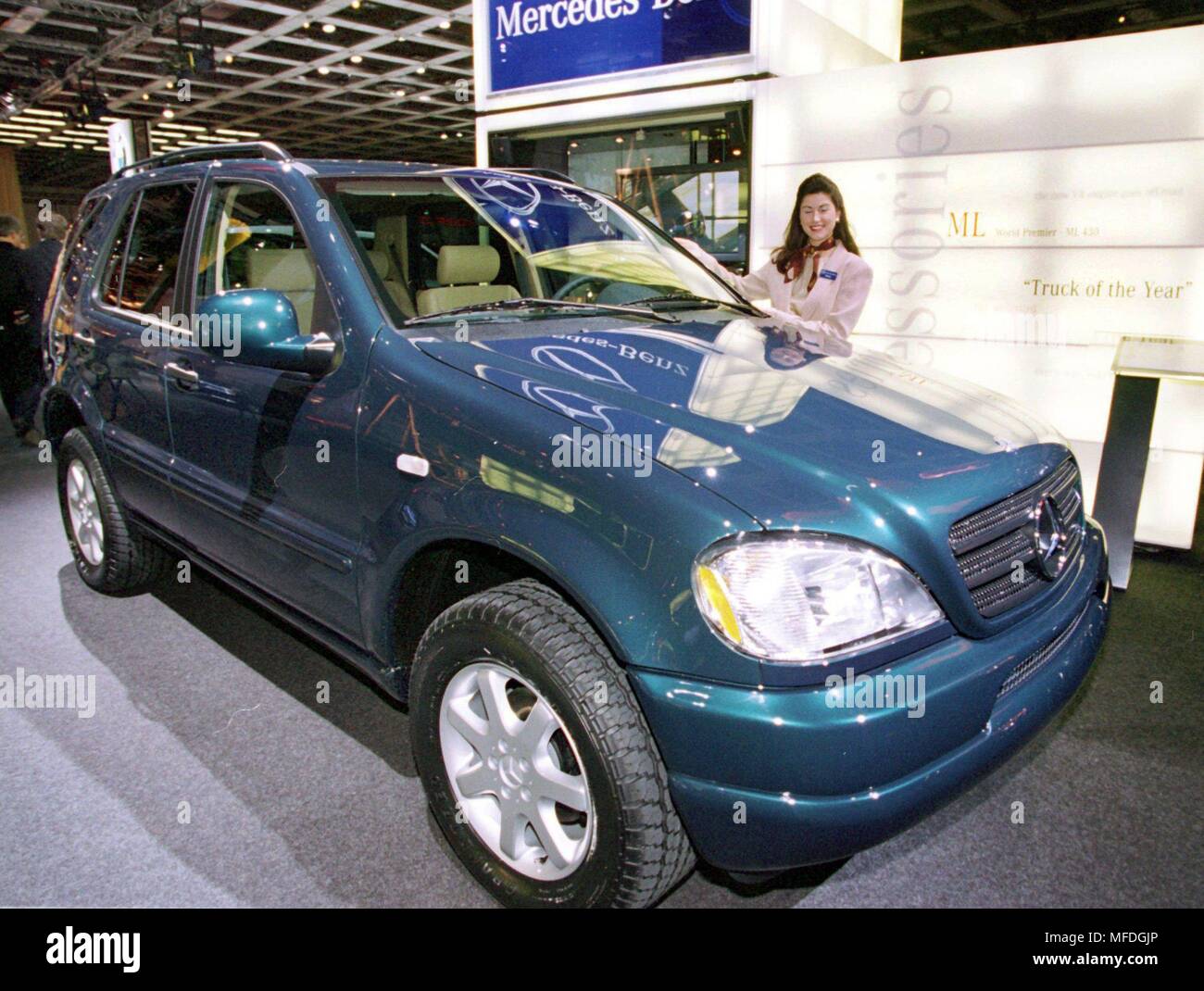 Für die "Truck des Jahres", die Mercedes-Benz Gelander ML 320 (M-Klasse) - hier ist der neue 4,3-Liter-V-8-Version auf der Mercedes stand auf der Auto Show in Detroit - wurde am 5.1. 1998. Der Mercedes wurde von einer Jury aus 48 US-amerikanischen und kanadischen Journalisten gewählt. Im vergangenen Oktober hat die M-Klasse hatte bereits die "Gelandewagen des Jahres' Award von der kanadischen Zeitschrift "Motor Trend" erhalten. Im November ist der Mercedes Benz Offroader erhielt den "Best of What's New' Award in der populären Wissenschaft Zeitschrift, folgte einen Monat später durch die Besten neuen Sport Utility der American Automobile Association (AAA). | Verwendung wor Stockfoto