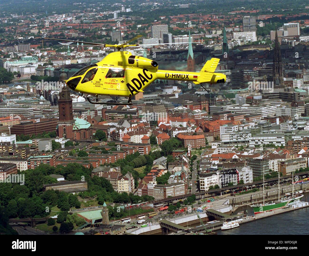 Die neuen Rettungshubschrauber "Christoph Hansa" über Hamburg fliegen am 10.7.1997 zum ersten Mal. Die McDonnel Douglas MD 900 Hubschrauber ist bei dem Unfall Krankenhaus in Hamburg-Boberg stationiert und wird von einem ADAC-Pilot, ein Krankenwagen und eine intensive Pflege Offizier besetzt. Die gemeinnützige ADAC "Luftrettung" GmbH verfügt über eine Flotte von 25 Rettungshubschraubern, die an 18 Standorten - meist Kliniken - in Deutschland stationiert sind. Zusammen mit den Air Rescue Stationen des Katastrophenschutzes, der Bundeswehr und dem Deutschen Rescue Air Force, der ADAC-Hubschrauber an die Stromversorgung für den fl beitragen Stockfoto