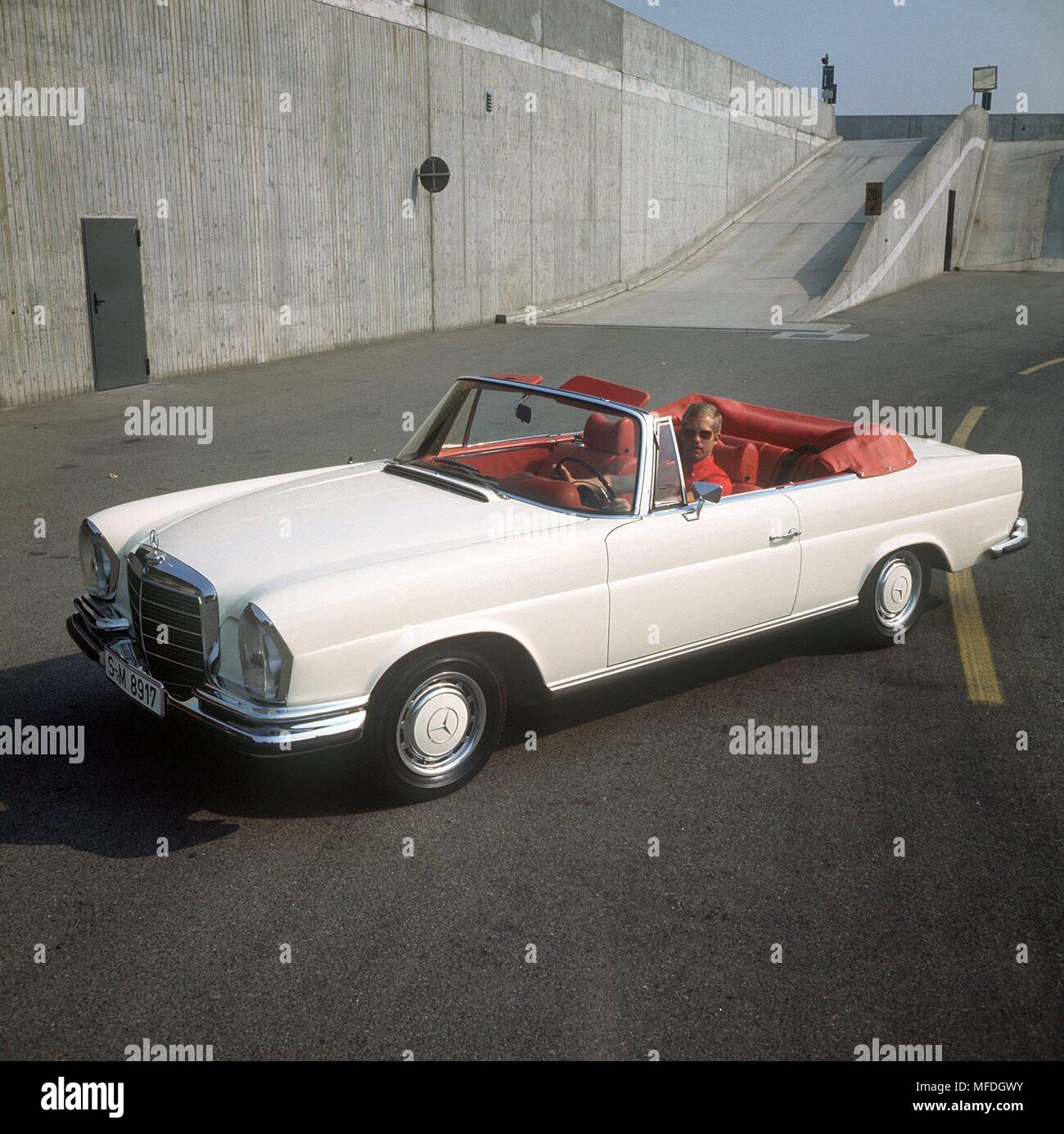 Eine weiße 280 SE Cabrio von Mercedes Benz. (Undatiert). | Verwendung weltweit Stockfoto