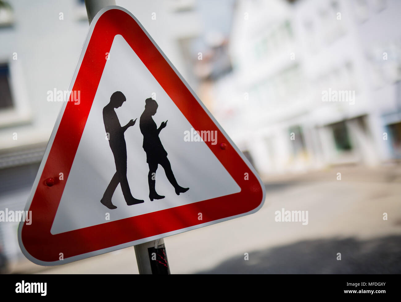 25 April 2018, Deutschland, Reutlingen: ein Zeichen Warnung gegen die mombies" neben einer Schule. Das Kunstwort ist eine Mischung aus der Martphone' und 'Zombie' und steht für Menschen, die über Straßen mit ihren Augen, um ihre Telefone geklebt. Foto: Christoph Schmidt/dpa Stockfoto