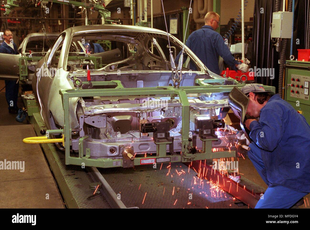 Mitarbeiter der Ford Werke AG Zusammenbau der Hauben und Türen auf dem Ford  Puma in einem passenden Halle in Köln am 8.9.1997. Der neue Ford  Sportcoupés 'Puma', das in Deutschland am 9.