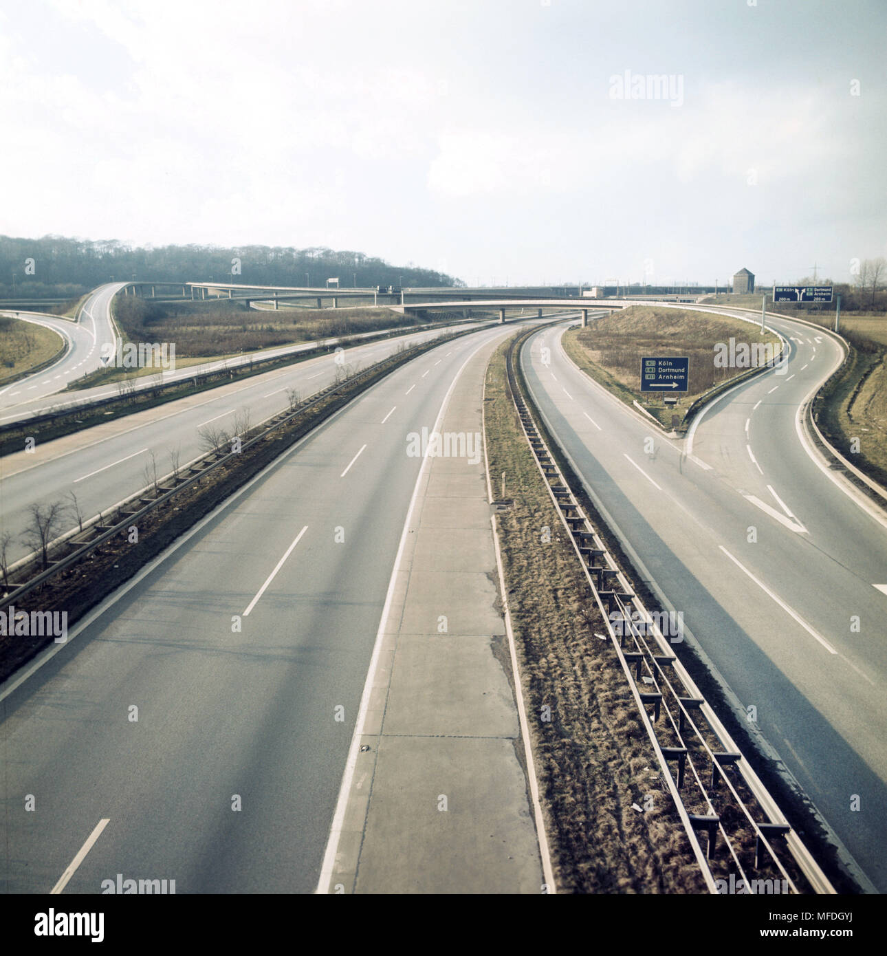 Blick auf den leeren Autobahnkreuz Duisburg-Kaiserberg. Wegen der Ölkrise, ein Sonntag Verbot wurde am 02.12.1973 zum zweiten Mal verhängt. | Verwendung weltweit Stockfoto
