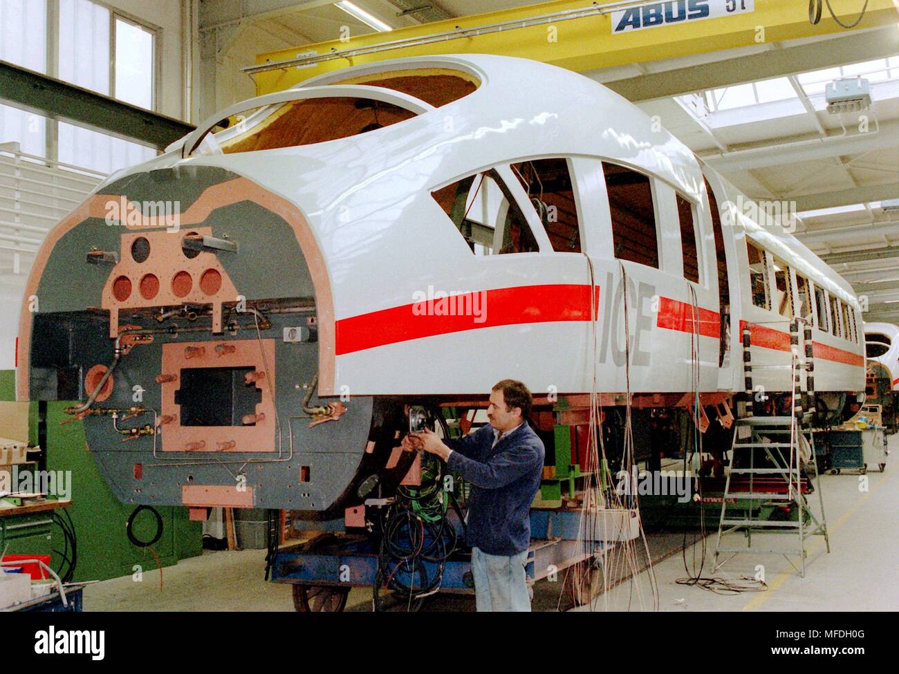 Ein Mitarbeiter der Firma Adtranz arbeitet am 9.6.1998 in Nürnberg an
