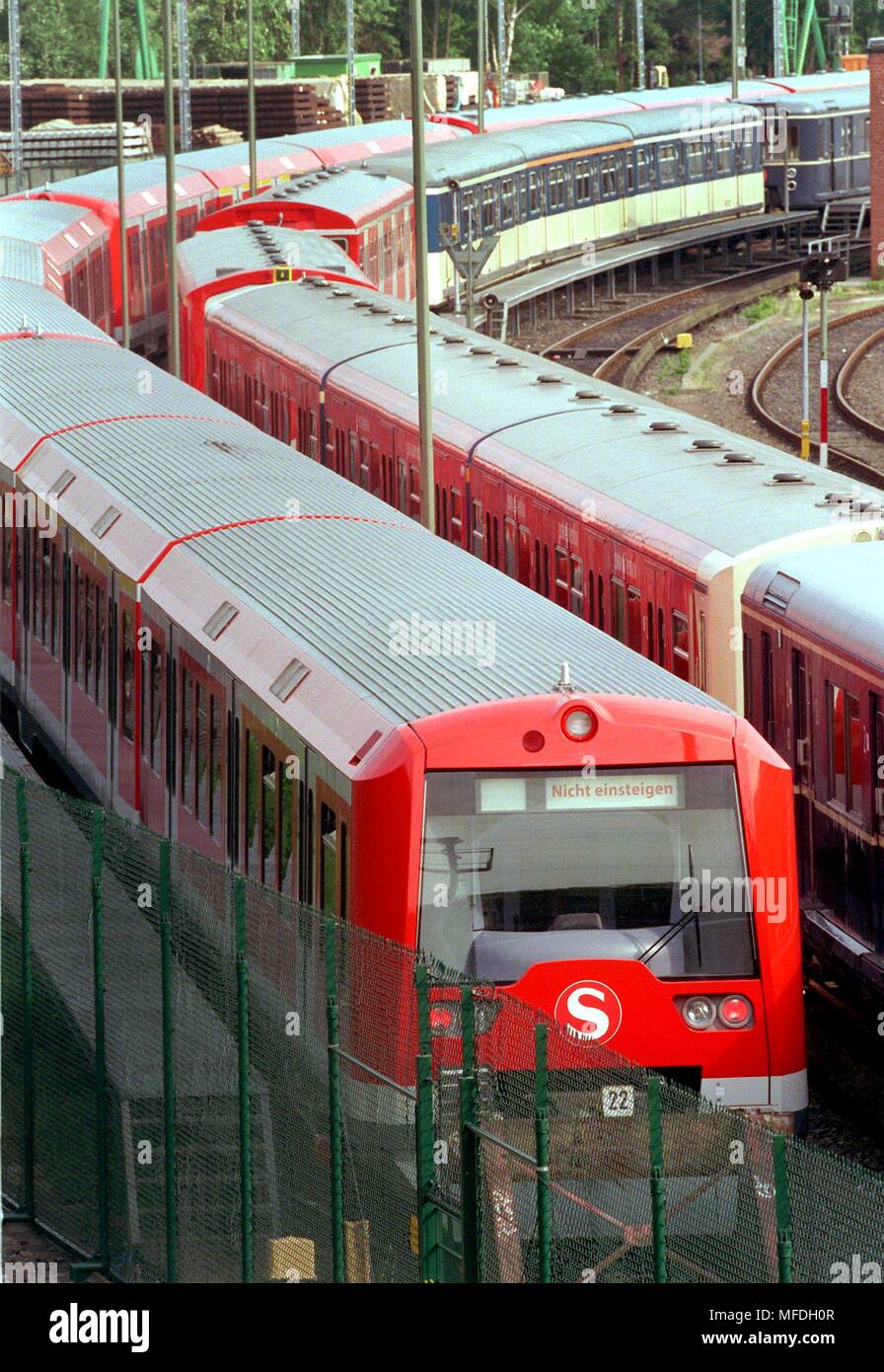 Im depot in Hamburg-Ohlsdorf am 15.6.1998 S-Bahn der neuesten Generation. Die 25 Züge mussten aus der Tag zog vor (14.6.), nach der ein Rad Pause auf einer Stadtbahn aufgetreten war. Der Bruch eines Rades Reifen ist als die Ursache für den ICE-Unfall von Eschede betrachtet. | Verwendung weltweit Stockfoto