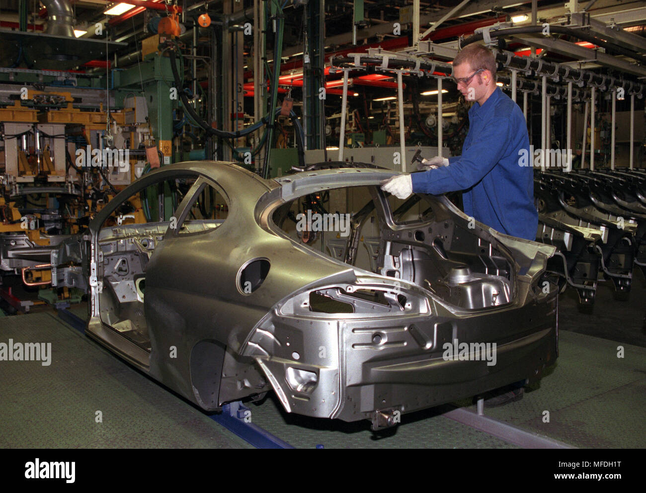 Mitarbeiter der Ford Werke AG am 8.9.1997 bei der Montage der Ford Puma in  einer Halle in Köln. Der neue Ford Sportcoupés 'Puma', das in Deutschland  am 9. Oktober auf den Markt
