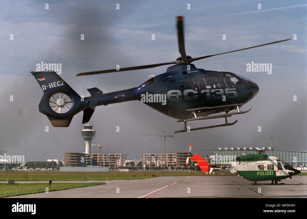 Ein Hubschrauber Vom Typ Eurocopter Ec 135 Zieht Aus Die Start Und Landebahn Des Flughafen Munchen Am 24 9 1997 Im Gefolge Der Bayerischen Polizei Erhalt Acht Maschinen Dieser Art Rechts Die Alte Typ Bk
