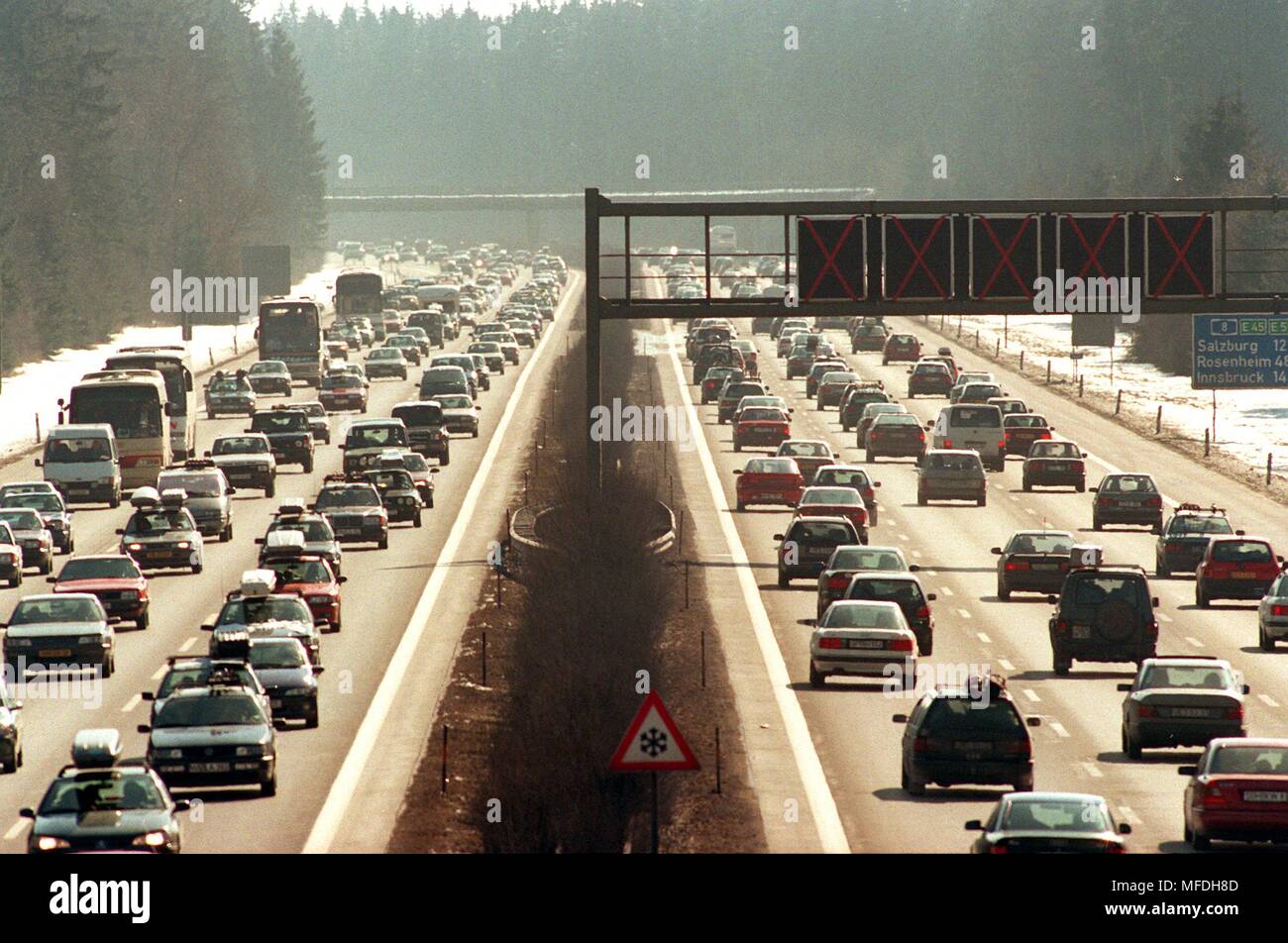 Die 'Shift' unter den Winterurlauber led am 24.2.1996 auf der Autobahn A8 München-Salzburg zu kilometerlangen Staus. Auch anderen bayerischen Autobahnen berichtet Behinderungen wegen der starken Verkehr. | Verwendung weltweit Stockfoto