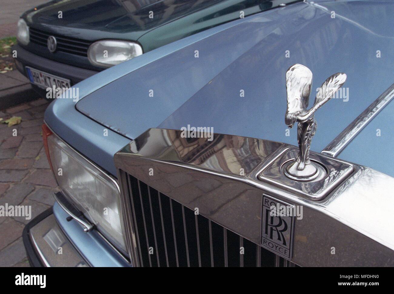 Die unberührten Kuhler Motorhaube eines Rolls Royce (r) neben einem Golf  der VW-Werk, am 14. November aufgenommen, 1997 in Hamburg. Die Wolfsburger  Volkswagen Konzern übernimmt die britische Autohersteller Rolls Royce nach  Informationen