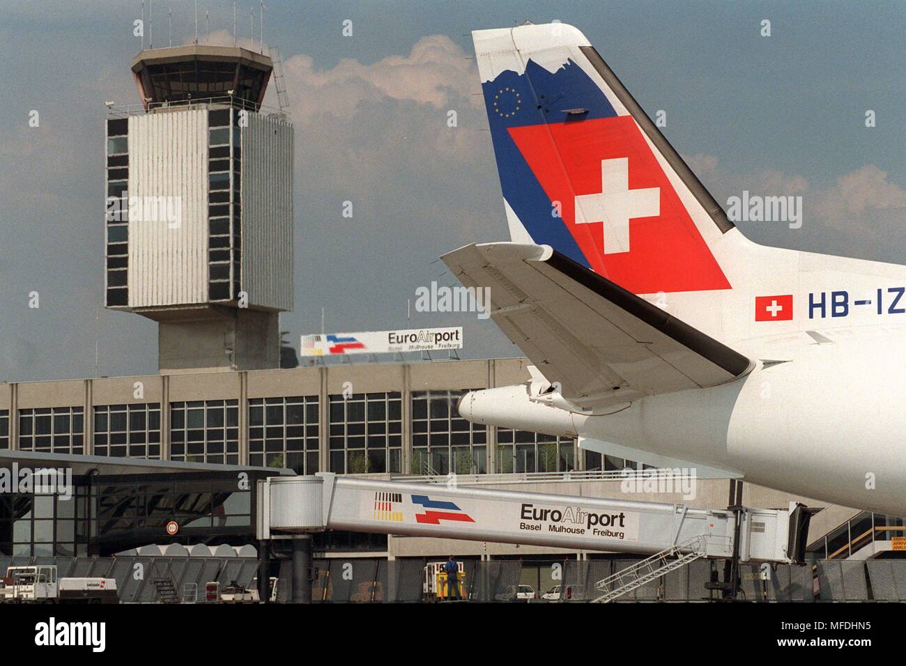 Der Euro-Airport Basel-Mulhouse-Freiburg, die angeblich die einzige bi-nationalen Flughafen der Welt, feiert seinen 50. Geburtstag am Wochenende (11./12.5.) (Foto auf 8,5 genommen. 1996). Der drittgrößte Flughafen ist auf französischem Gebiet gelegen, ist aber nach Basel durch die Pflicht verbunden. Aus dem Einzugsgebiet gesehen, der Flughafen ist "trinationalen', daher seit 1987 die Schwarzwaldmetropole Freiburg ist im Namen des Flughafen vertreten. Nämlich, die Region Freiburg macht einen großen Teil der Fahrgäste. Insgesamt ist die Zahl der Passagiere im Jahr 1995 knapp 2 Stockfoto