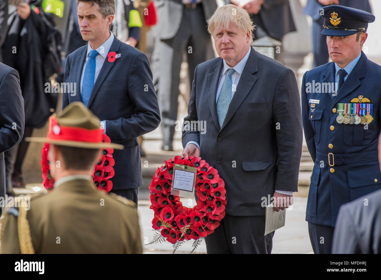 London, Großbritannien. 25. April 2018. Boris Johnson legt einen Kranz.@?? Prinz Harry und Boris Johnson ein AnZAC Day Gedenkfeier am Ehrenmal, in Chengdu besuchen. Credit: Guy Bell/Alamy leben Nachrichten Stockfoto