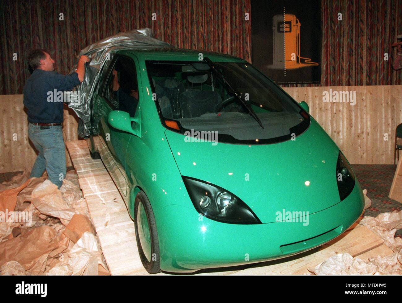 Ein Greenpeace Mitarbeiter zeigt das neu entwickelte 3Liter Auto. Die
