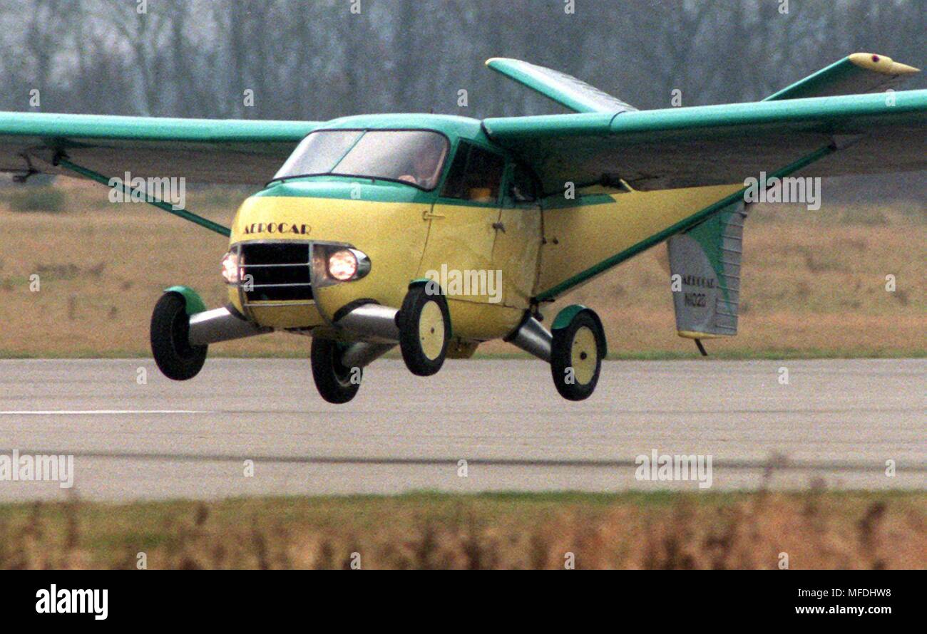 "Aerocar', das fliegende Auto der Amerikaner Edward Sweeney, entfernt sich von der Startbahn des Essen-Muhlheim Flughafen am 24.11.1997. Die 'fliegenden Auto' wird von einem 5,9-Liter-Lycoming Aircraft Engine und ist sogar in den USA für den Straßenverkehr zugelassen. Zu diesem Zweck werden die Tragflaughs sind einfach abgeschraubt und auf dem Dach des Fahrzeugs mit Schrauben gesichert. Das Flugzeug Automobil war vom 24.11. - 3.12.1997 auf der Essen Motor Show 97 vorgestellt. | Verwendung weltweit Stockfoto