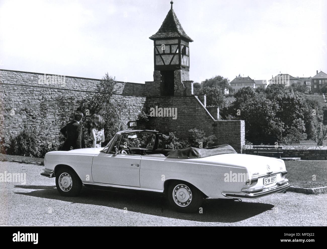 Ein junges Paar während einer joyride mit einem Mercedes Benz 280 SE 3.5 Cabrio. (Aufnahme von 1969). | Verwendung weltweit Stockfoto