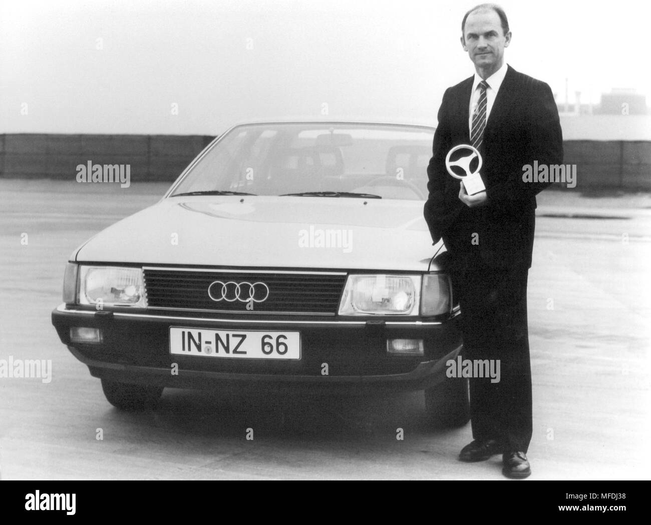 Audi management Mitglied (Technische Entwicklung) Ferdinand Piech in 1982 Neben einem Audi. | Verwendung weltweit Stockfoto