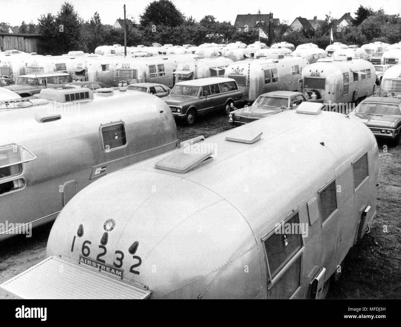 Amerikanischer Wohnwagen auf dem freeland vor der Holstenhalle in Neumünster in der Nähe von Hamburg im August 1971. Rund 300 Familien mit 150 Wohnwagen dort vom 14. bis 16. August 1971. Sie sind Teilnehmer eines "Europäischen caravan Reise" durch die American Automobile Club organisiert. Die camping Reise durch Europa begann am 7. April 1971 und endet am 28. September 1971. | Verwendung weltweit Stockfoto