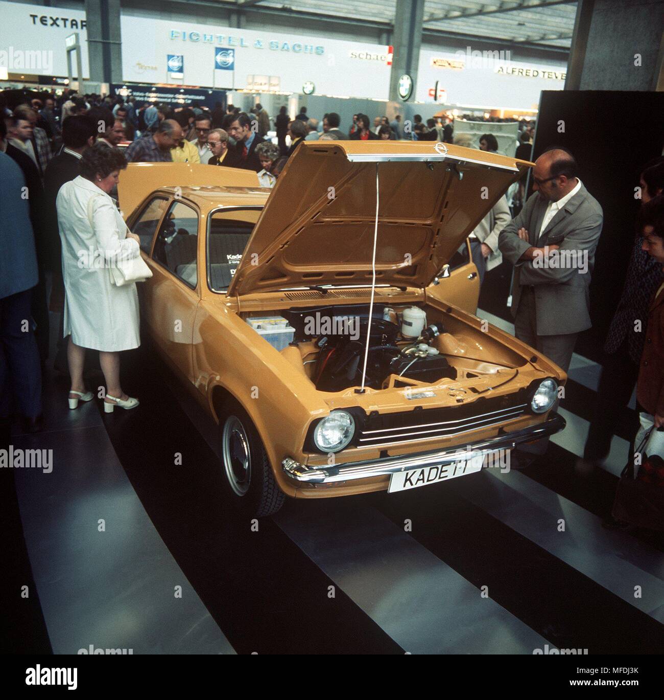 Der neue Opel Kadett findet großes Interesse im Publikum auf der IAA in Frankfurt 1973. | Verwendung weltweit Stockfoto