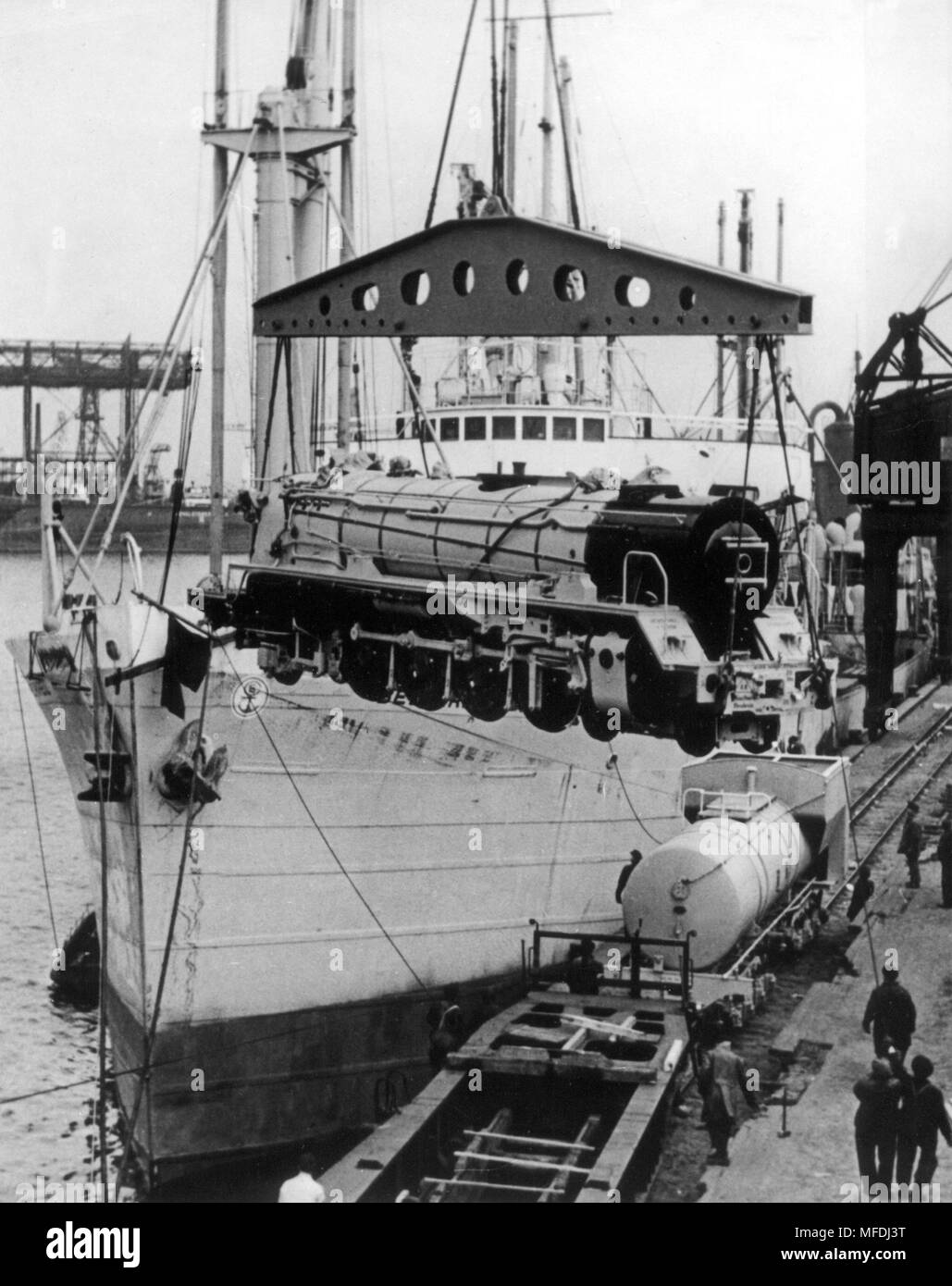Im Hafen von Hamburg, Mitte Marz 1952 insgesamt acht Schmalspurlokomotiven für den Export nach Rhodesien (heute Simbabwe) auf ein besonderes Schiff geladen. Die Lokomotiven haben einen sehr großen Wassertank auch lange Strecken in Afrika zu behandeln. | Verwendung weltweit Stockfoto