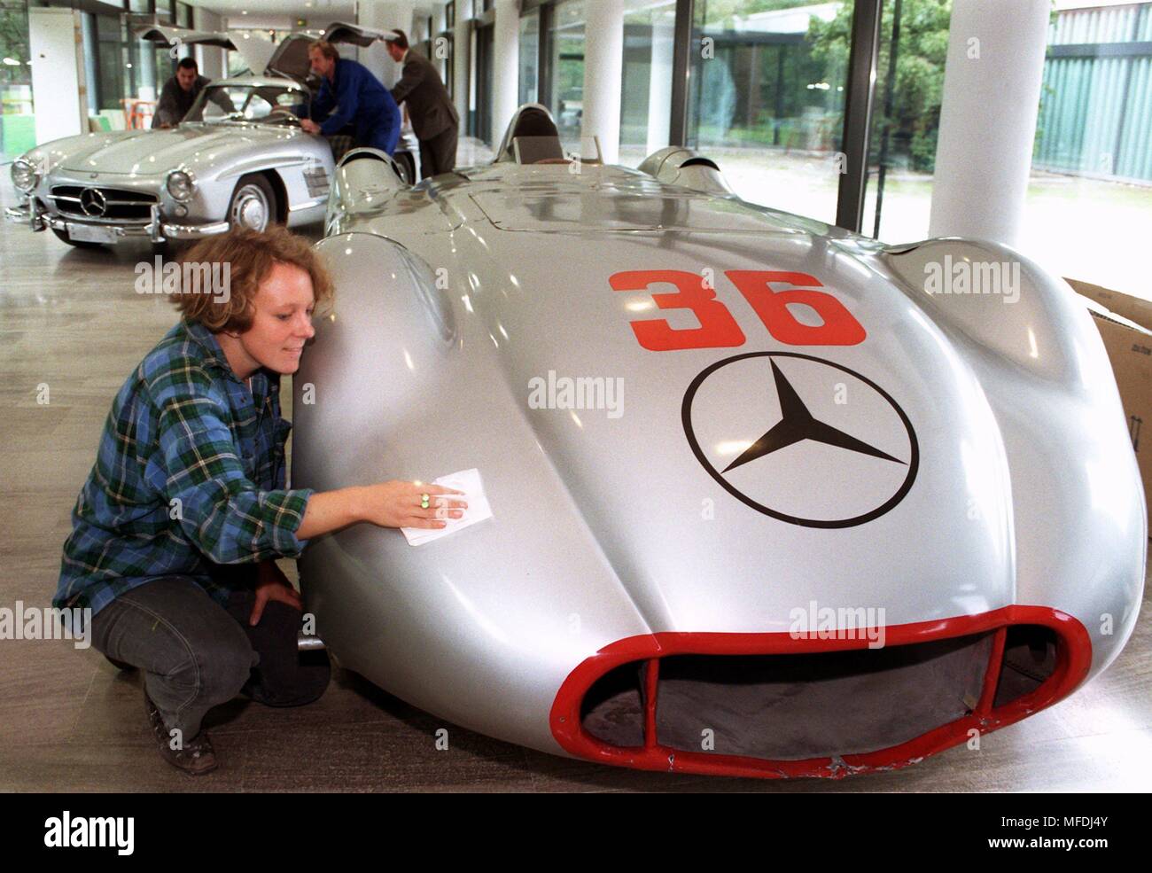 Während ein Mitarbeiter des Bremer Landesmuseum poliert die gerade angekommen Mercedes Rennwagen W 25 "Avus" von 1937 (12-Zylinder-Kompressormotor mit 756 PS), der legendäre 300 SL ist ein weiteres Kleinod der Deutschen Automobil Geschichte in das focke-museum in Bremen gerollt. Die Bauarbeiten für die Ausstellung "Auto und Moden' hier im November geplant ist in vollem Gange seit 23.10. 1997. | Verwendung weltweit Stockfoto