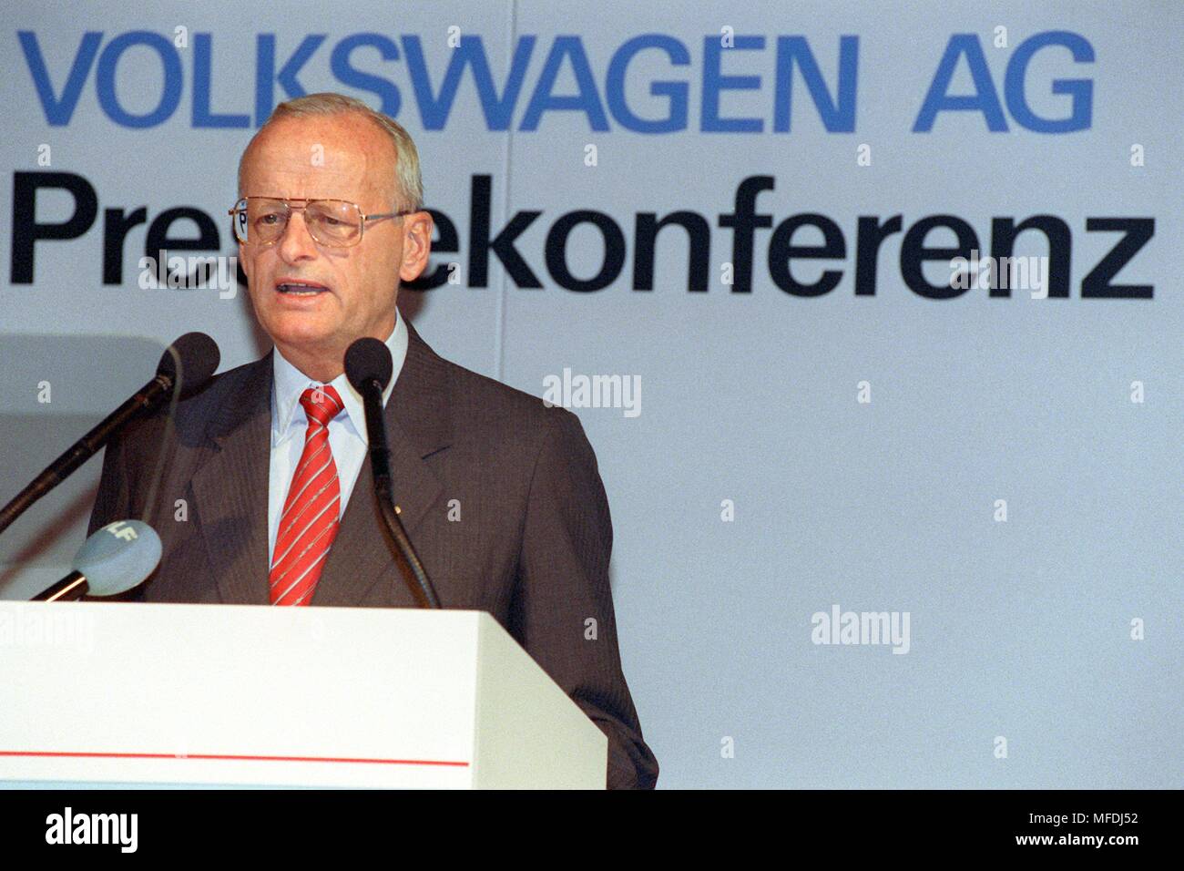 Der Vorsitzende des Vorstands der Volkswagen AG, Carl Horst Hahn, am 11. September 1991 während einer Pressekonferenz anlässlich der IAA in Frankfurt/Main. Die Leitung des Nordens deutscher Automobilhersteller VW wurde die industrielle Manager von 1981-1992. Er wurde am 1. Juli geboren, 1926 in Chemnitz (Sachsen). | Verwendung weltweit Stockfoto