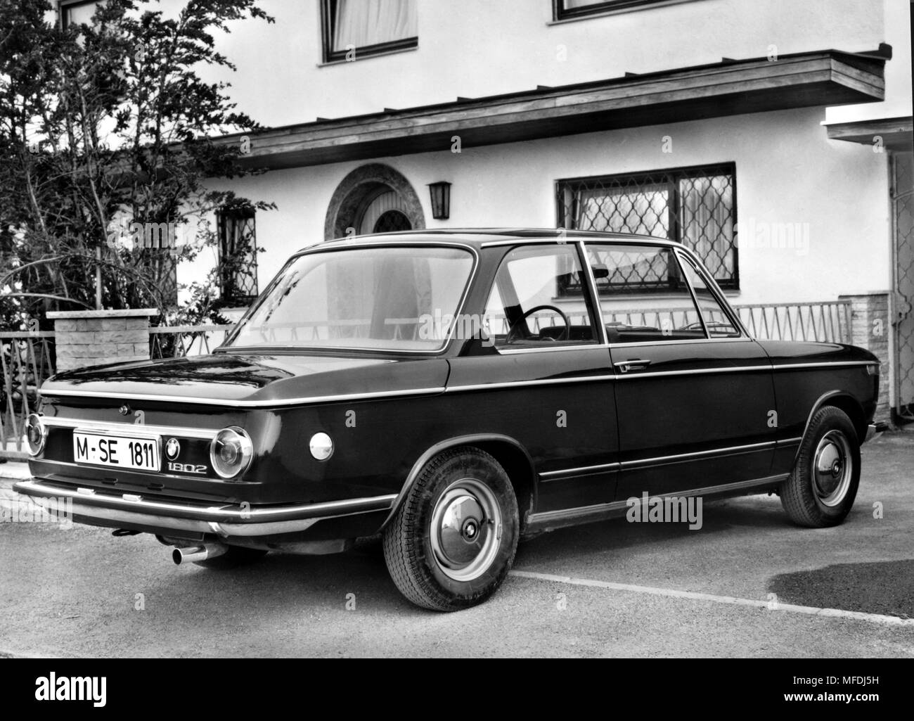 Ein BMW vom Typ 1802 mit 90 Ps. (Undatierte Aufnahme). Mit 90 PS, der BMW 1802 liegt in seiner Leistung zwischen BMW 1602 und BMW 2002. Es vereint hohe Leistung und erhalten Wirtschaft mit Vitalität und Benutzerfreundlichkeit. Die Rund-um-Gummi - gepolsterter Bumper effektiv schützen den Körper vor Lackschäden. | Verwendung weltweit Stockfoto